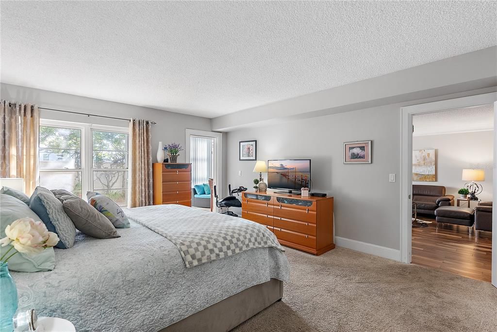 For Sale: $297,000 (2 beds, 2 baths, 1300 Square Feet)