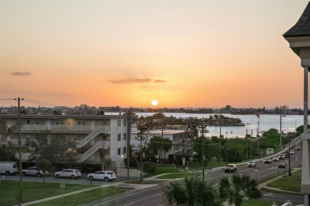 For Sale: $297,000 (2 beds, 2 baths, 1300 Square Feet)