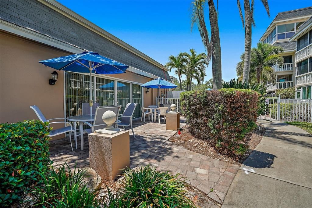 For Sale: $297,000 (2 beds, 2 baths, 1300 Square Feet)