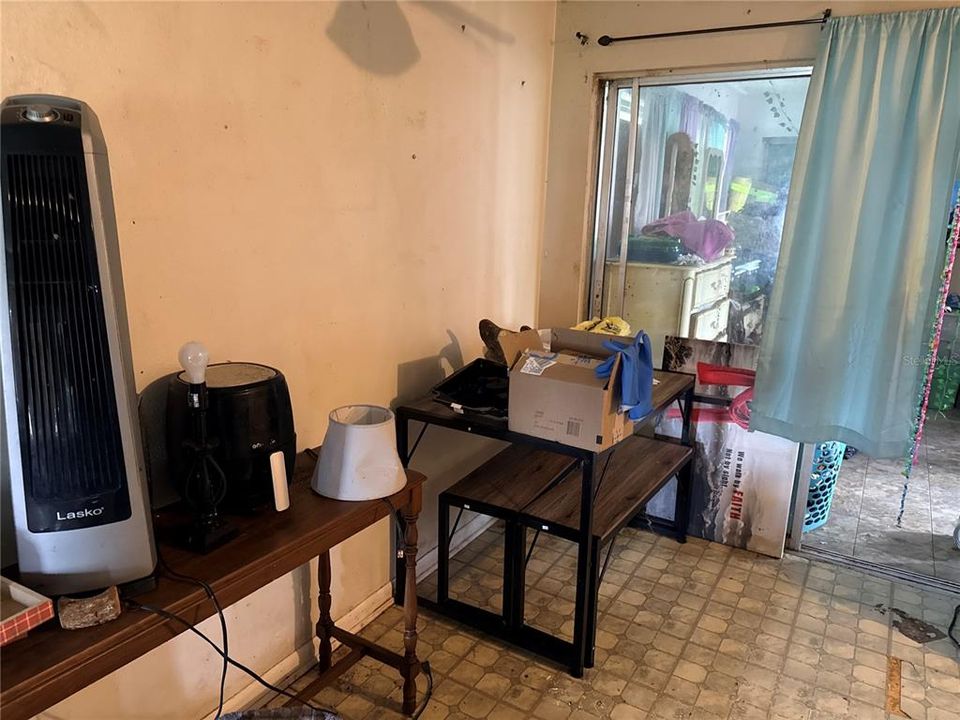 For Sale: $130,000 (2 beds, 1 baths, 1074 Square Feet)