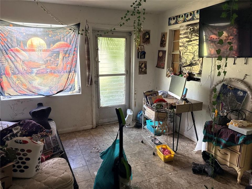 For Sale: $130,000 (2 beds, 1 baths, 1074 Square Feet)