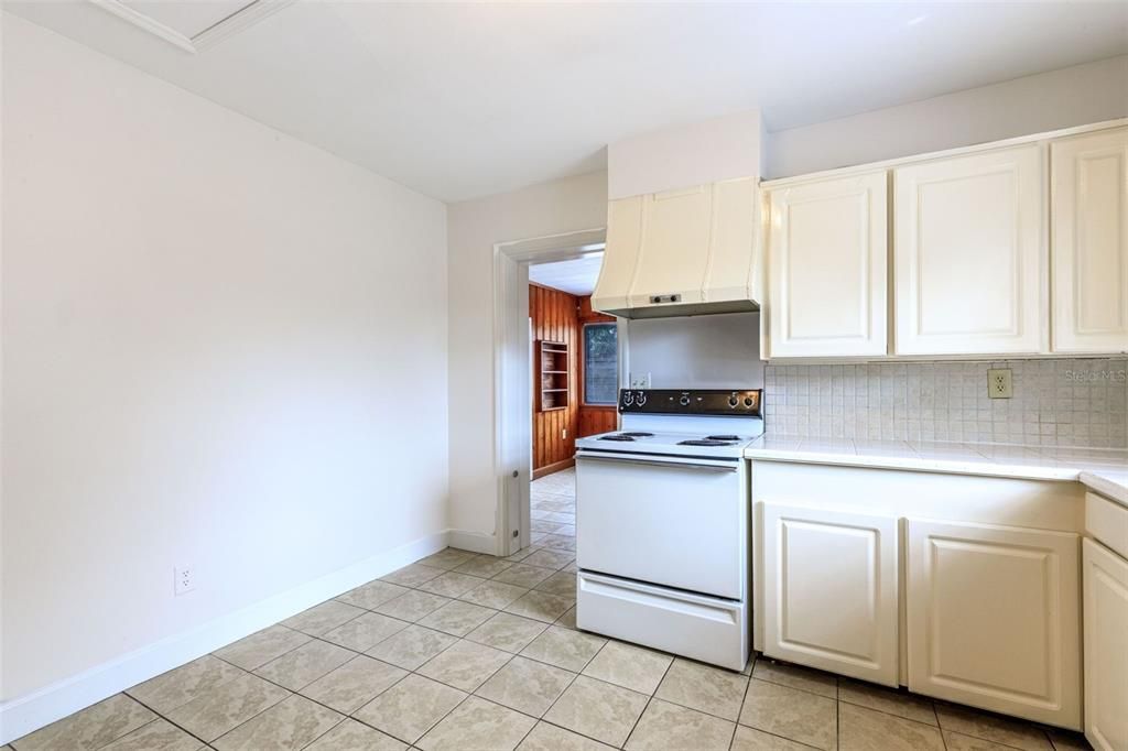 Active With Contract: $179,900 (3 beds, 1 baths, 1145 Square Feet)