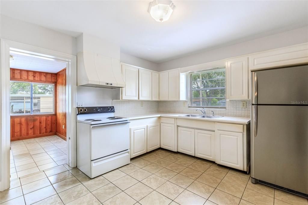 Active With Contract: $179,900 (3 beds, 1 baths, 1145 Square Feet)