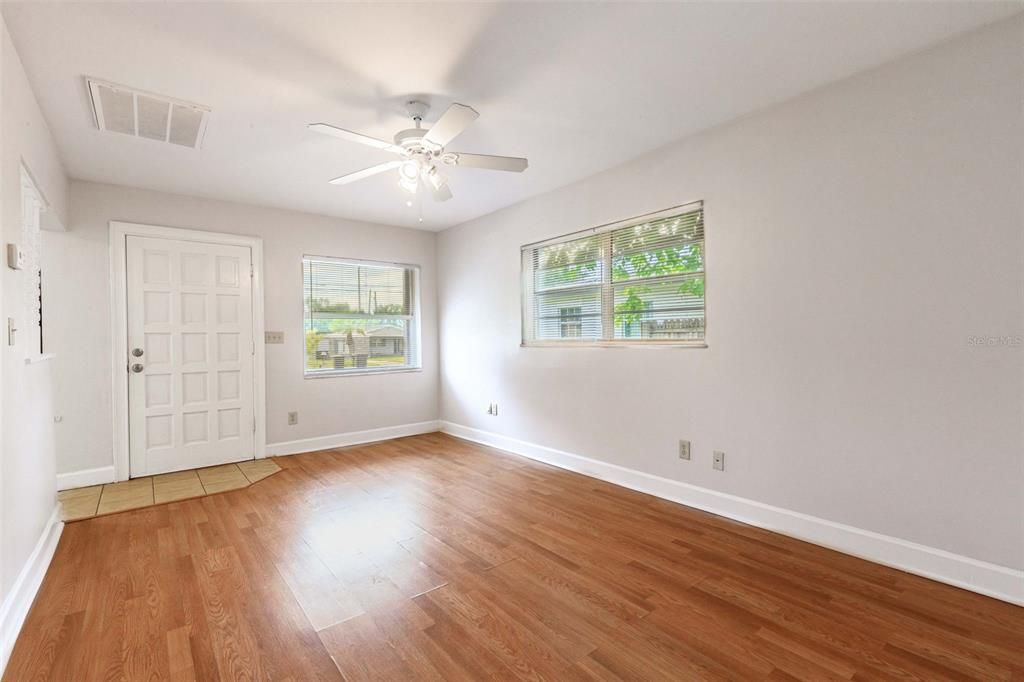 Active With Contract: $179,900 (3 beds, 1 baths, 1145 Square Feet)