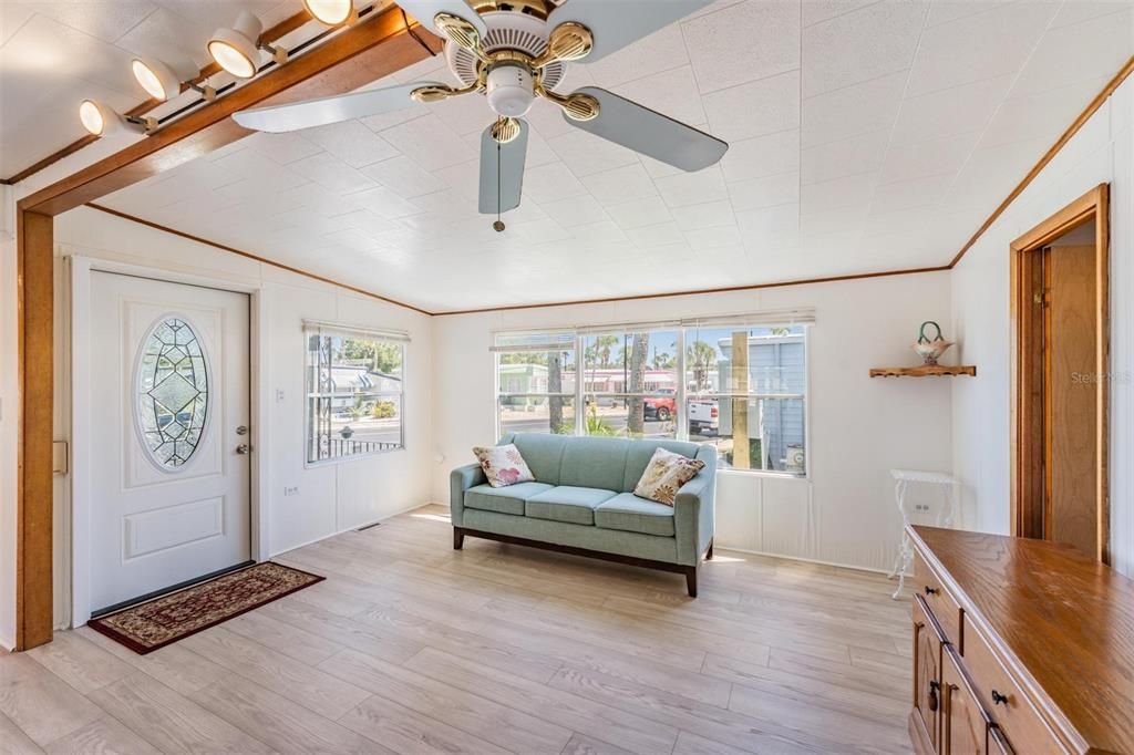 For Sale: $170,000 (2 beds, 1 baths, 986 Square Feet)