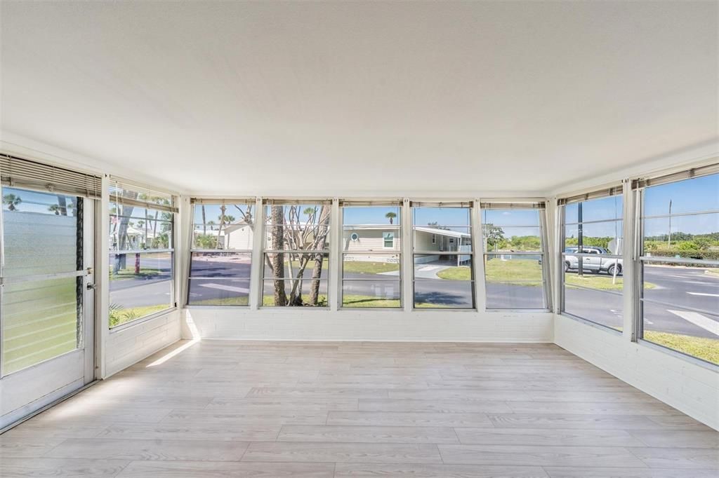 For Sale: $170,000 (2 beds, 1 baths, 986 Square Feet)