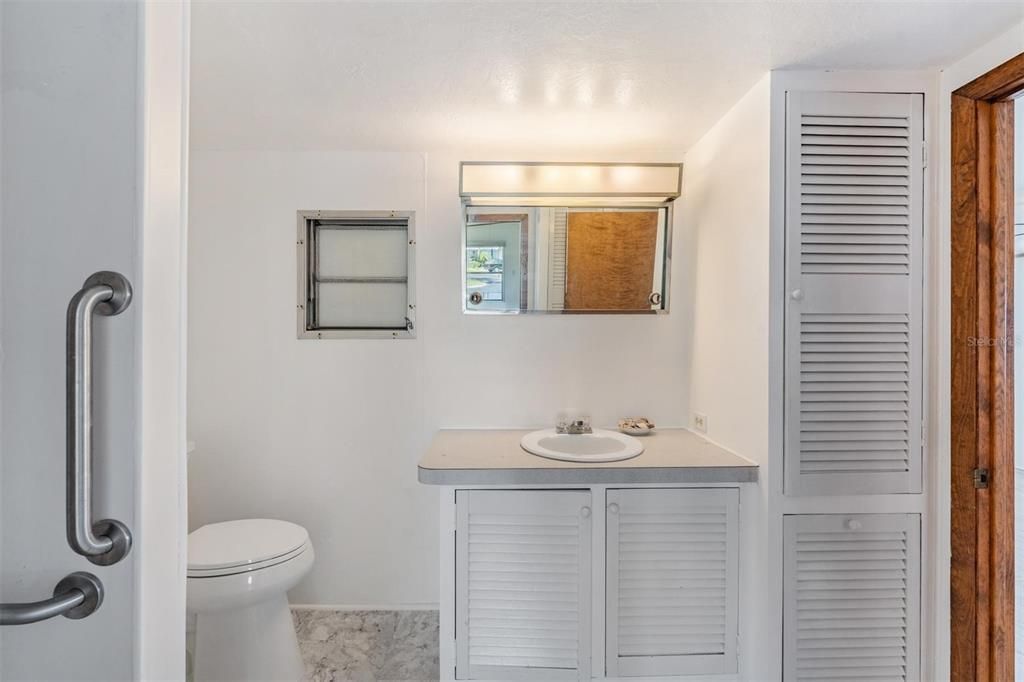 For Sale: $170,000 (2 beds, 1 baths, 986 Square Feet)