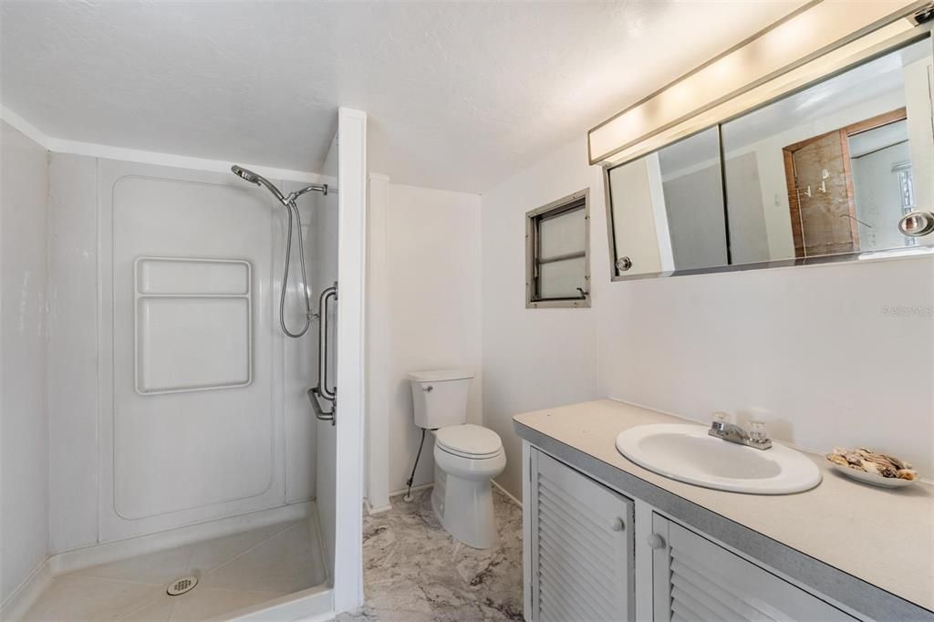 For Sale: $170,000 (2 beds, 1 baths, 986 Square Feet)