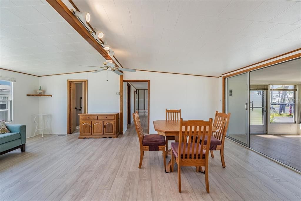 For Sale: $170,000 (2 beds, 1 baths, 986 Square Feet)