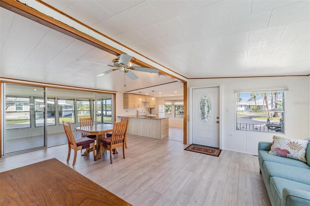 For Sale: $170,000 (2 beds, 1 baths, 986 Square Feet)