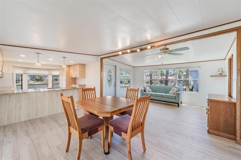 For Sale: $170,000 (2 beds, 1 baths, 986 Square Feet)