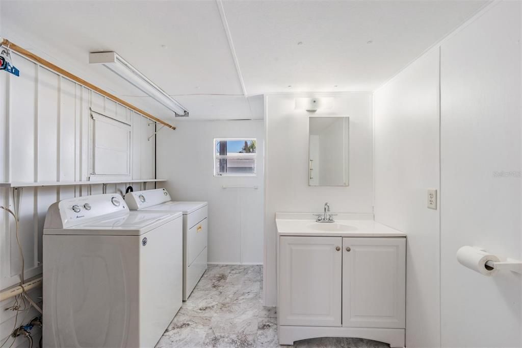 For Sale: $170,000 (2 beds, 1 baths, 986 Square Feet)