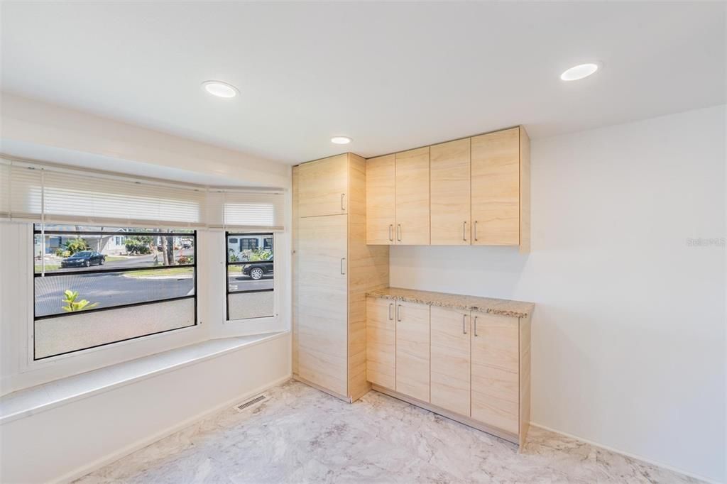 For Sale: $170,000 (2 beds, 1 baths, 986 Square Feet)