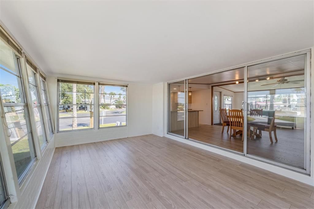 For Sale: $170,000 (2 beds, 1 baths, 986 Square Feet)