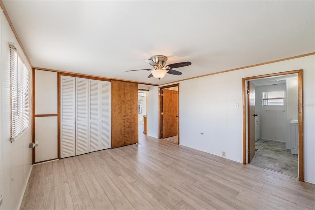 For Sale: $170,000 (2 beds, 1 baths, 986 Square Feet)