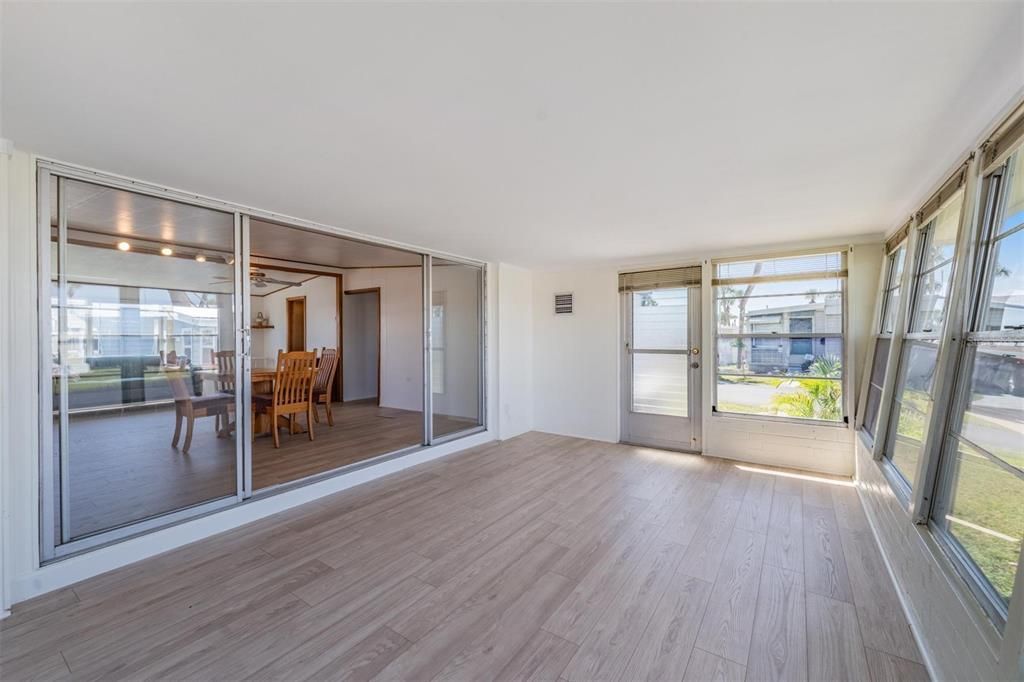 For Sale: $170,000 (2 beds, 1 baths, 986 Square Feet)