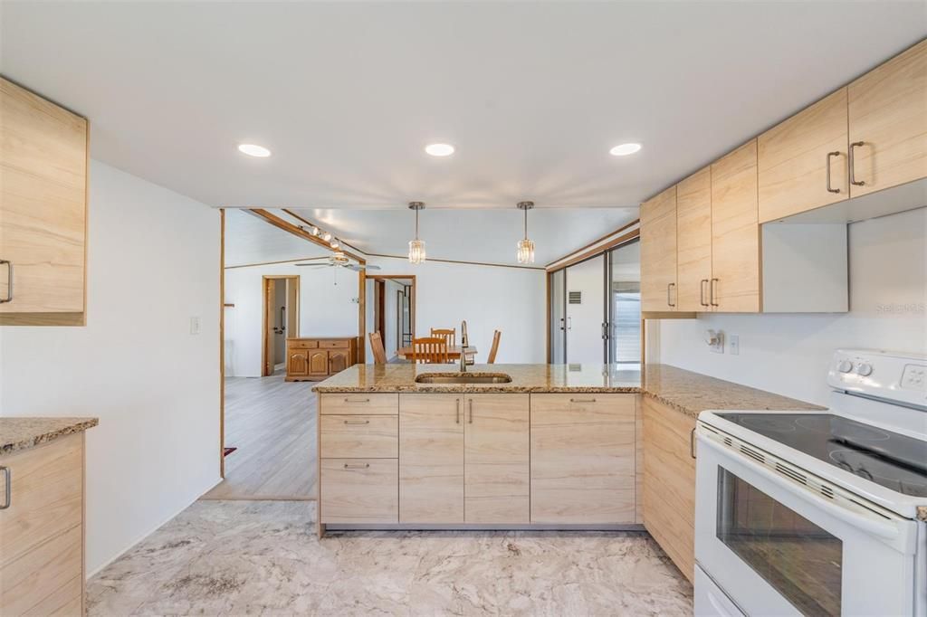 For Sale: $170,000 (2 beds, 1 baths, 986 Square Feet)