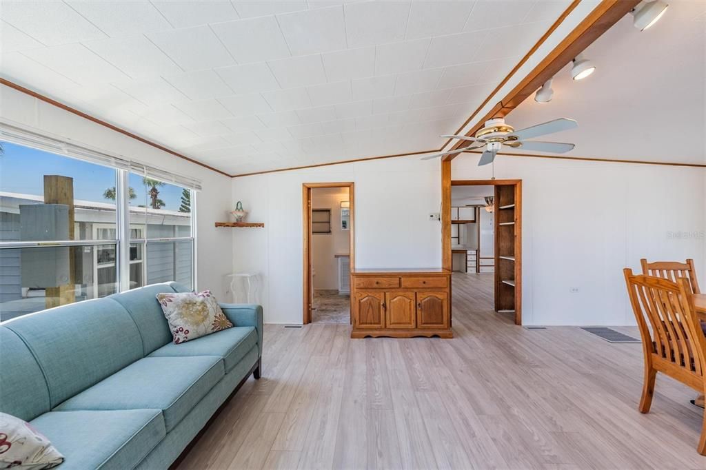 For Sale: $170,000 (2 beds, 1 baths, 986 Square Feet)