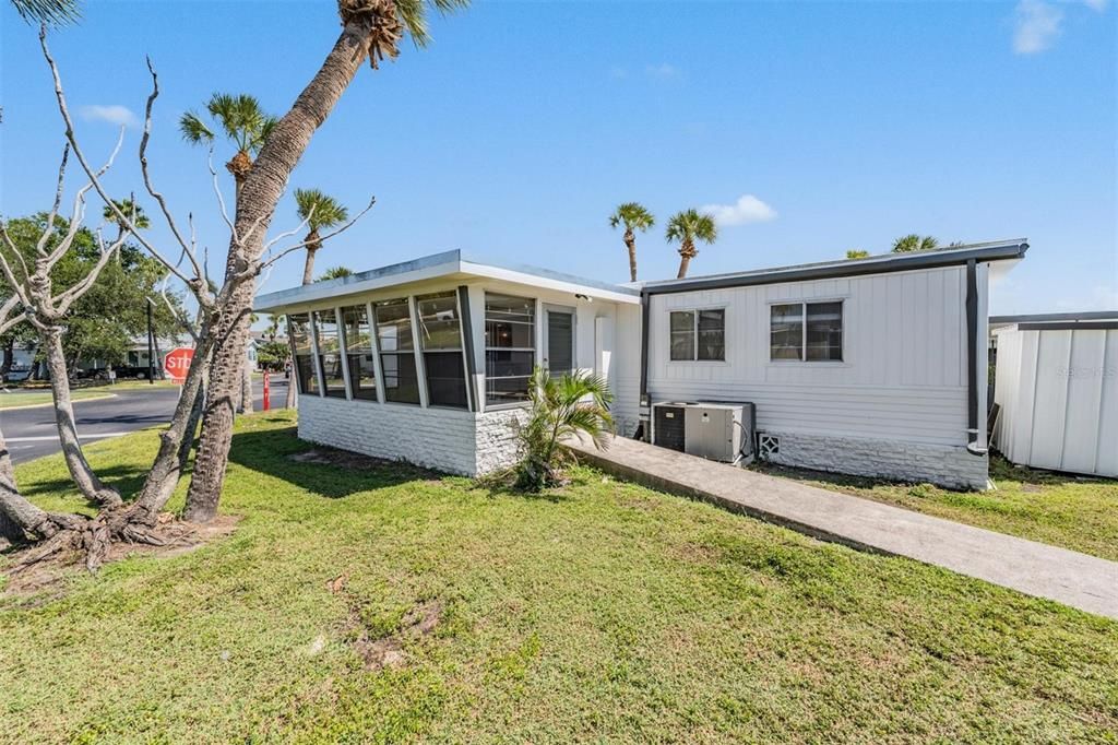 For Sale: $170,000 (2 beds, 1 baths, 986 Square Feet)