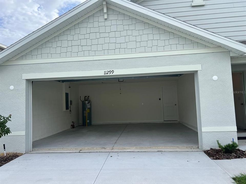 合同活跃: $2,200 (4 贝兹, 2 浴室, 1827 平方英尺)