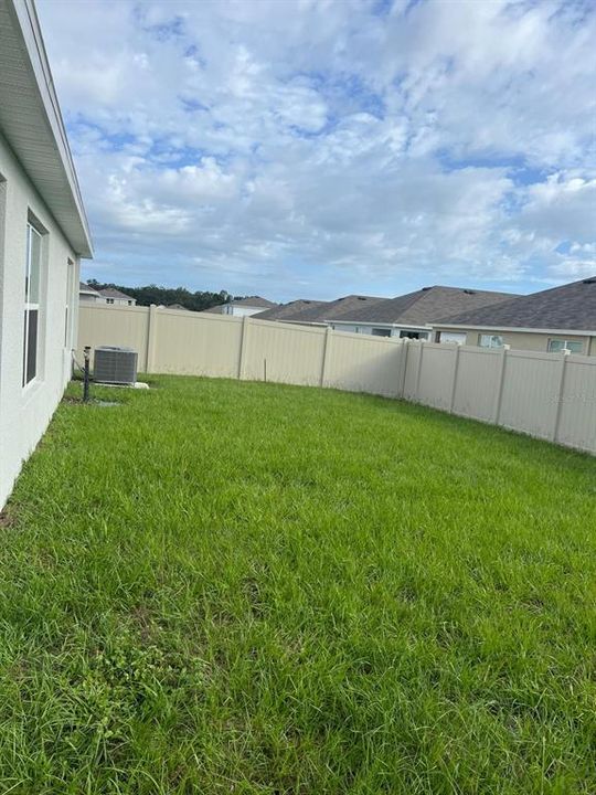 合同活跃: $2,200 (4 贝兹, 2 浴室, 1827 平方英尺)