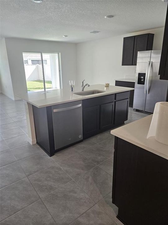 合同活跃: $2,200 (4 贝兹, 2 浴室, 1827 平方英尺)