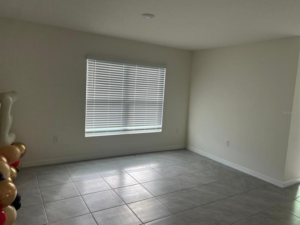 合同活跃: $2,200 (4 贝兹, 2 浴室, 1827 平方英尺)