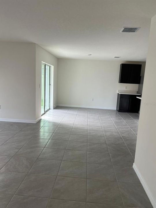 合同活跃: $2,200 (4 贝兹, 2 浴室, 1827 平方英尺)