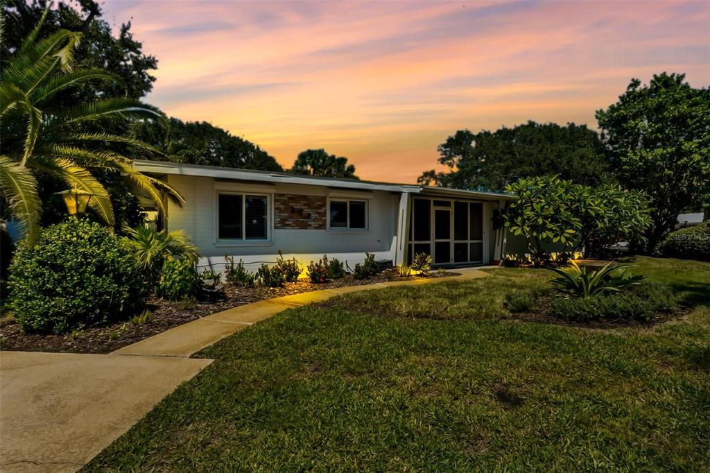 合同活跃: $1,050,000 (3 贝兹, 2 浴室, 1361 平方英尺)