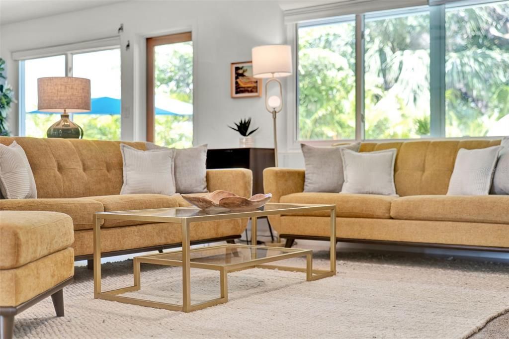 合同活跃: $1,050,000 (3 贝兹, 2 浴室, 1361 平方英尺)