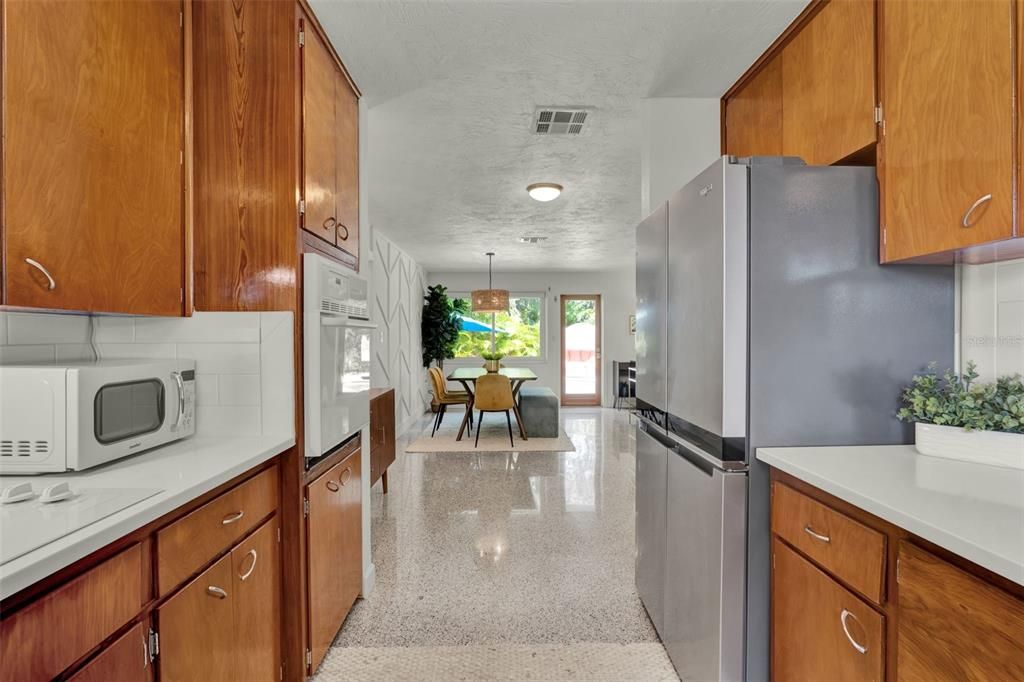 合同活跃: $1,050,000 (3 贝兹, 2 浴室, 1361 平方英尺)