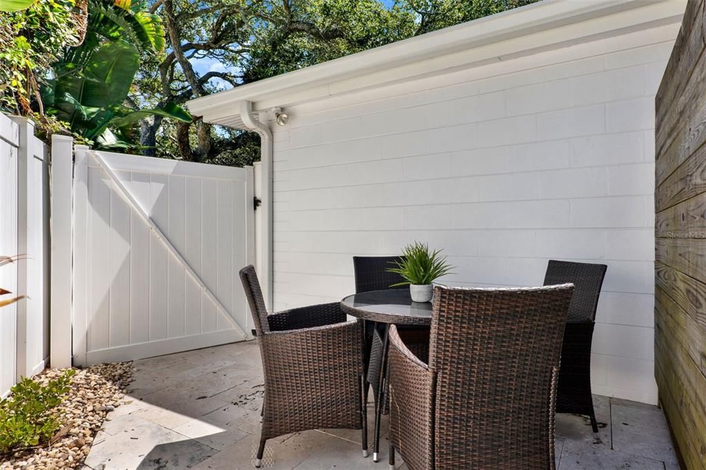 合同活跃: $1,050,000 (3 贝兹, 2 浴室, 1361 平方英尺)