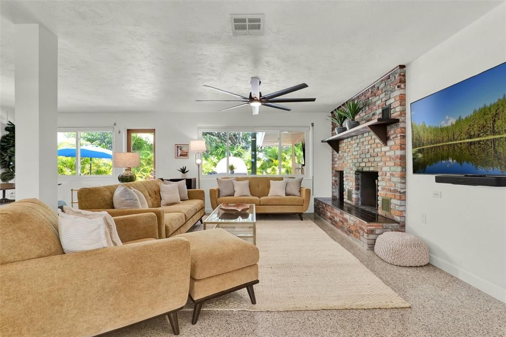 合同活跃: $1,050,000 (3 贝兹, 2 浴室, 1361 平方英尺)