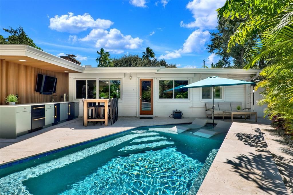 合同活跃: $1,050,000 (3 贝兹, 2 浴室, 1361 平方英尺)