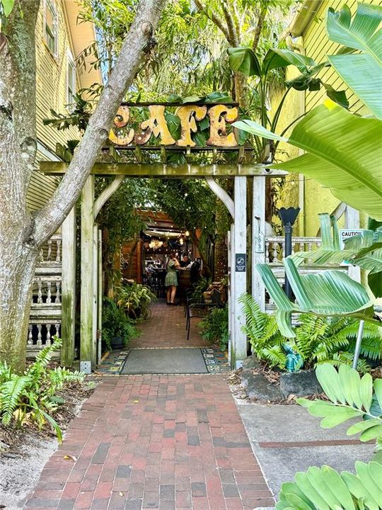 合同活跃: $1,050,000 (3 贝兹, 2 浴室, 1361 平方英尺)