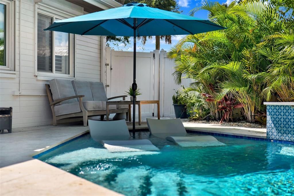 合同活跃: $1,050,000 (3 贝兹, 2 浴室, 1361 平方英尺)