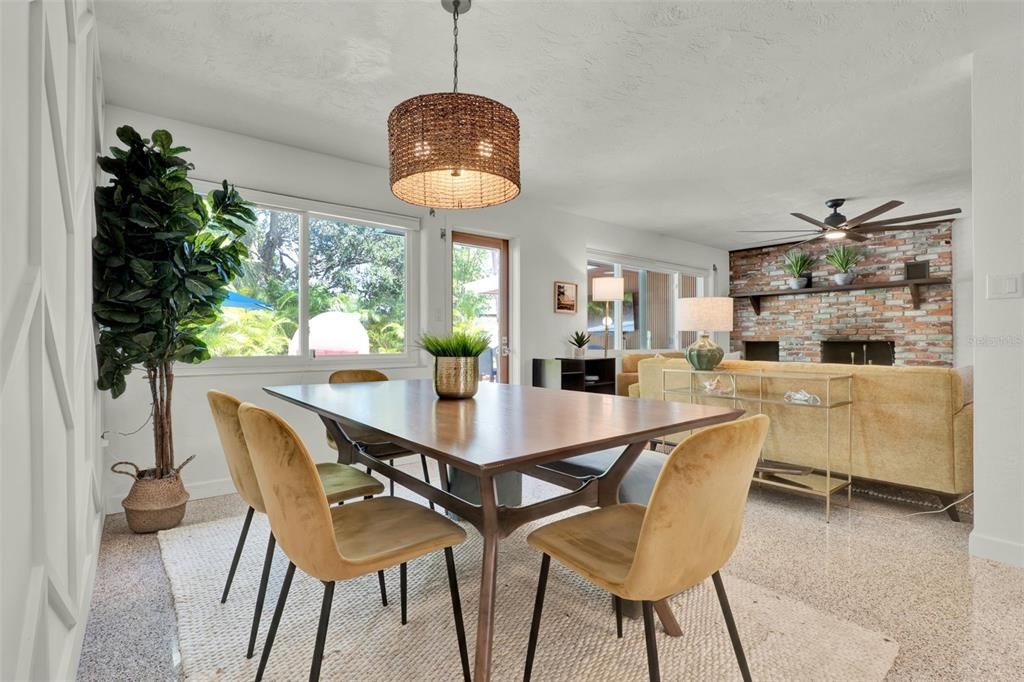 合同活跃: $1,050,000 (3 贝兹, 2 浴室, 1361 平方英尺)