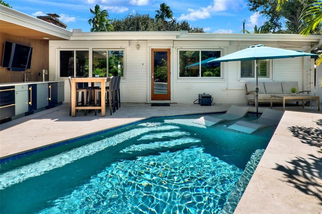 合同活跃: $1,050,000 (3 贝兹, 2 浴室, 1361 平方英尺)