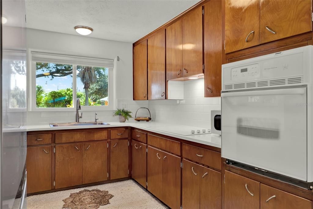 合同活跃: $1,050,000 (3 贝兹, 2 浴室, 1361 平方英尺)