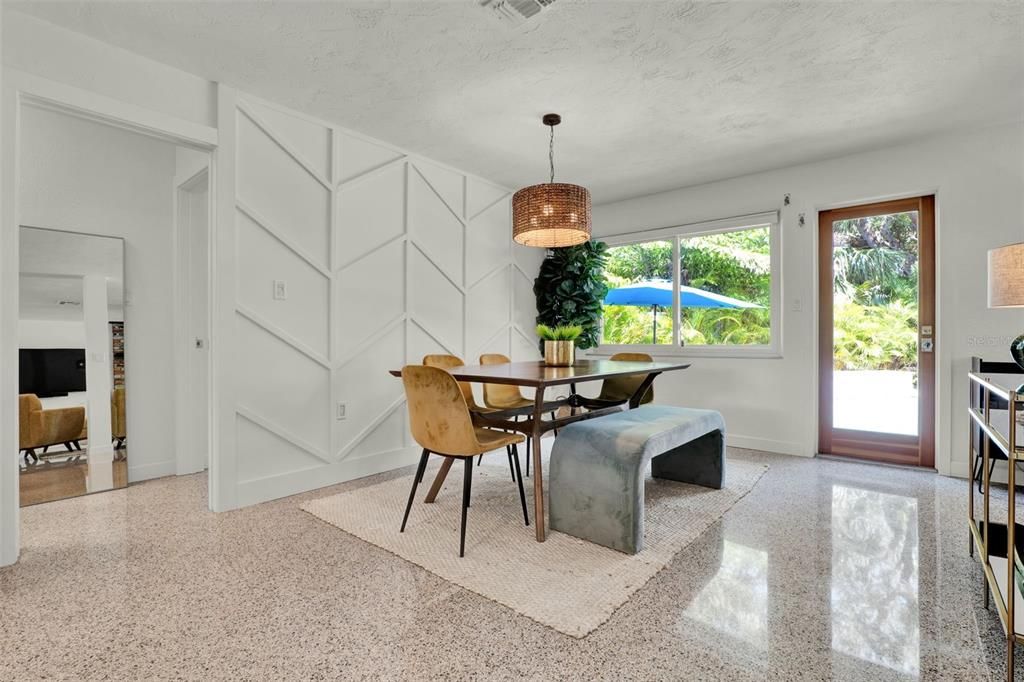 合同活跃: $1,050,000 (3 贝兹, 2 浴室, 1361 平方英尺)