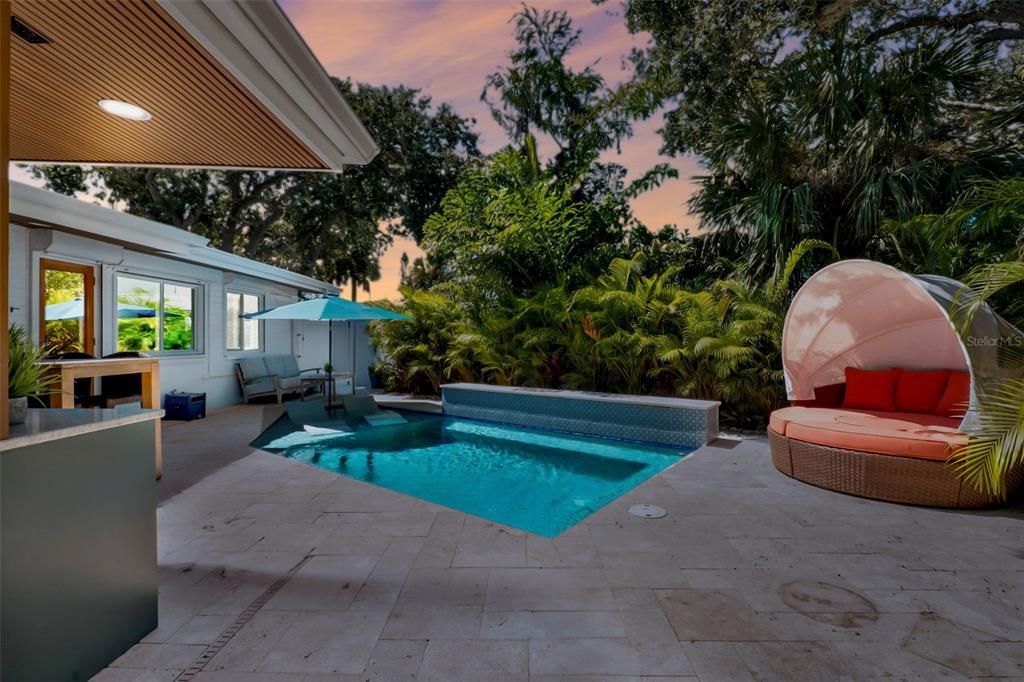 合同活跃: $1,050,000 (3 贝兹, 2 浴室, 1361 平方英尺)