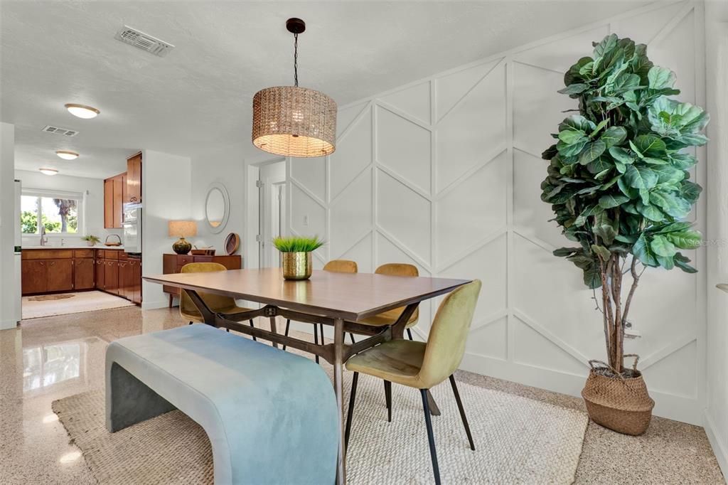 合同活跃: $1,050,000 (3 贝兹, 2 浴室, 1361 平方英尺)