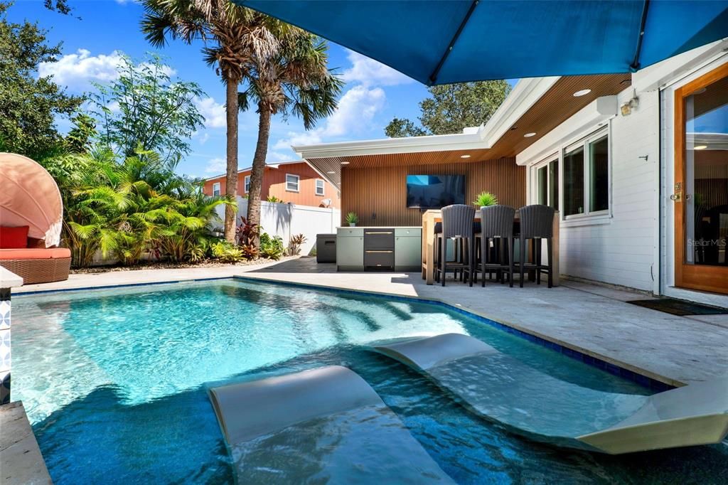 合同活跃: $1,050,000 (3 贝兹, 2 浴室, 1361 平方英尺)