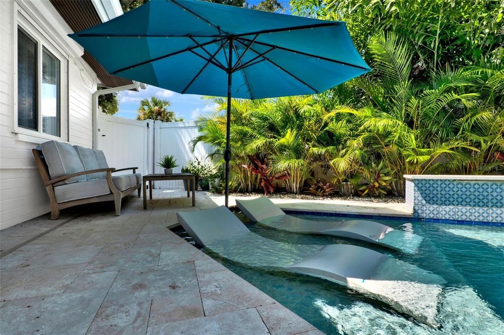 合同活跃: $1,050,000 (3 贝兹, 2 浴室, 1361 平方英尺)