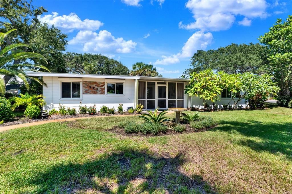 合同活跃: $1,050,000 (3 贝兹, 2 浴室, 1361 平方英尺)