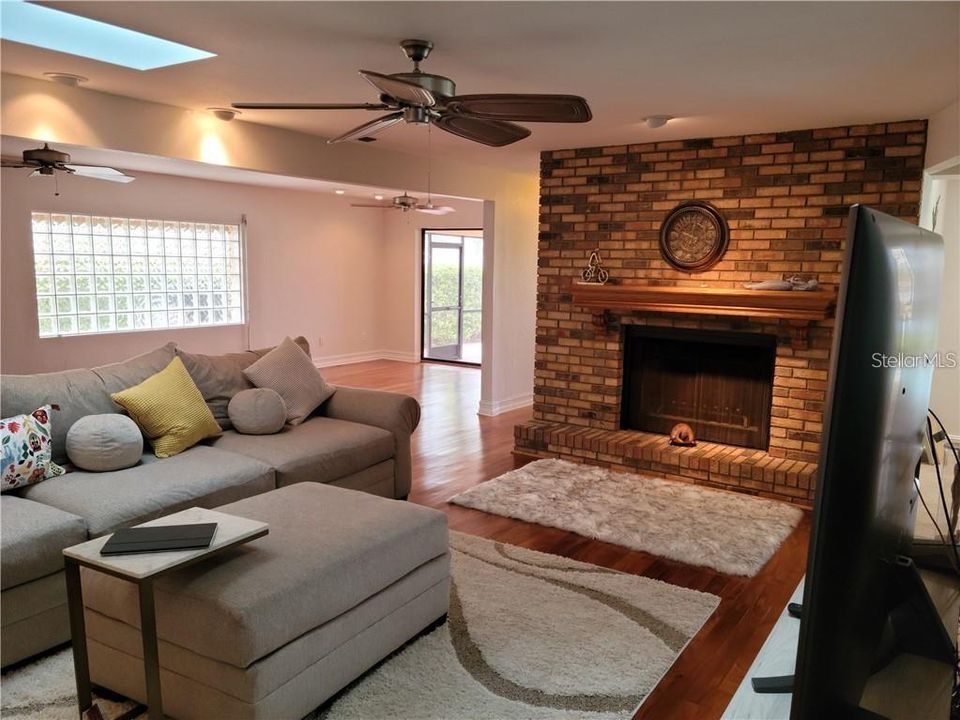 For Rent: $5,500 (5 beds, 4 baths, 3160 Square Feet)