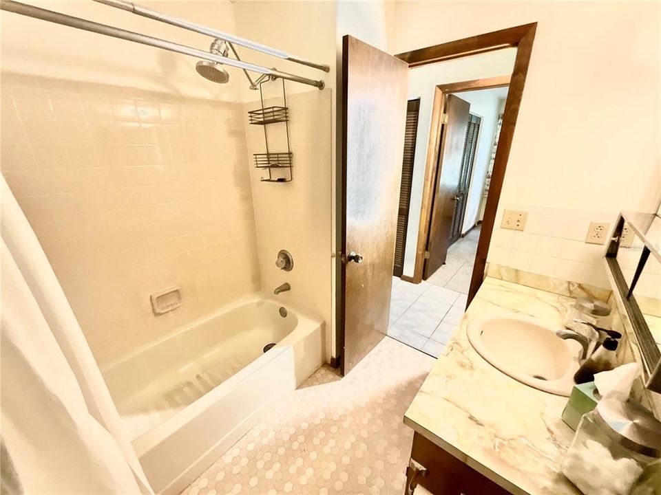 На продажу: $320,000 (3 спален, 2 ванн, 1295 Квадратных фут)