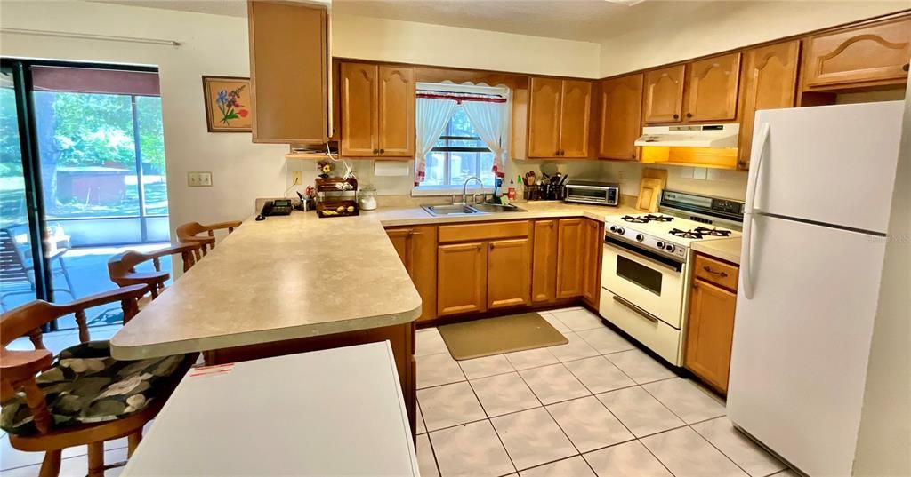 На продажу: $320,000 (3 спален, 2 ванн, 1295 Квадратных фут)