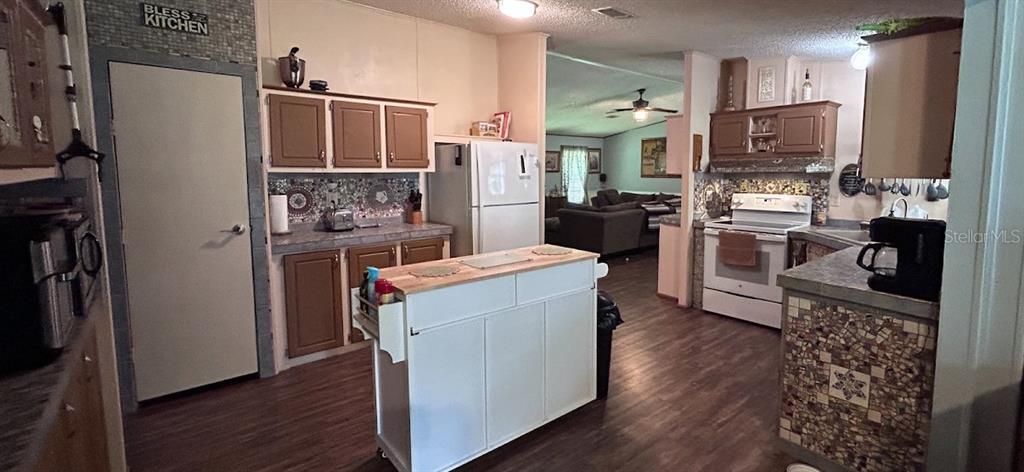 Active With Contract: $195,500 (3 beds, 2 baths, 1971 Square Feet)