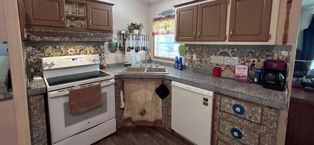 Active With Contract: $195,500 (3 beds, 2 baths, 1971 Square Feet)